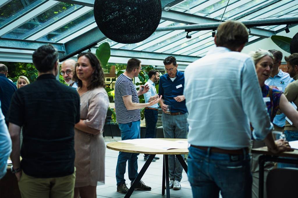 Deelnemers in gesprek tijdens een bijeenkomst van Agenda voor het Hart