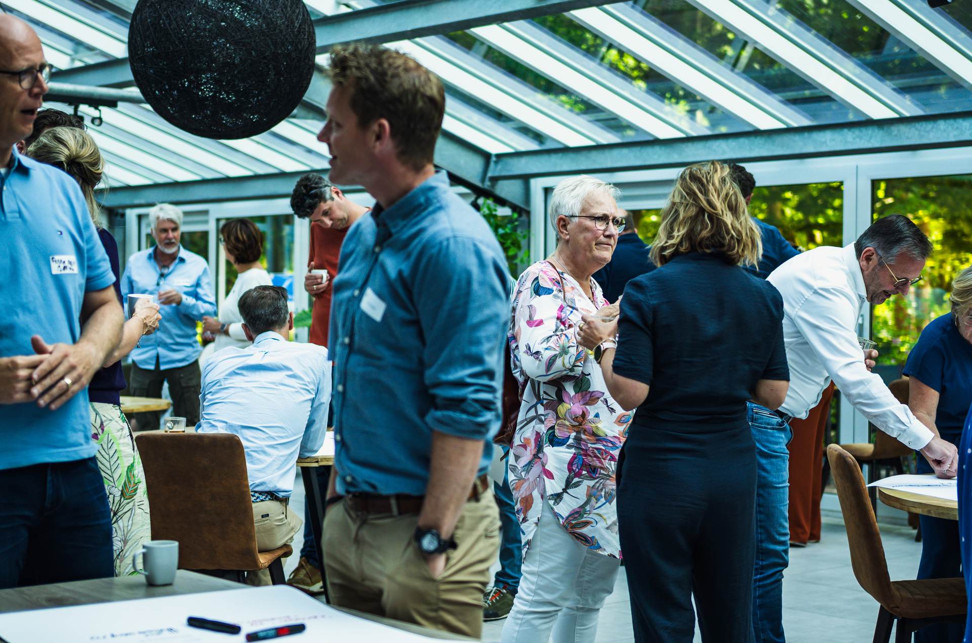 Mensen ontmoeten elkaar tijdens een netwerkbijeenkomst van Agenda voor het Hart